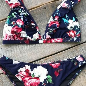 NWT Cupshe floral ruffled bikini top runs small
